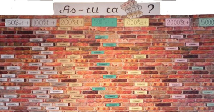 Le mur de briques présentant les noms des donateurs est affiché au Centre communautaire de Weedon